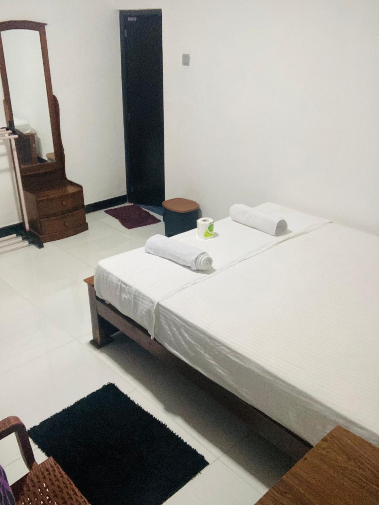 Malee Homestay โปลอนนารูวา ภายนอก รูปภาพ