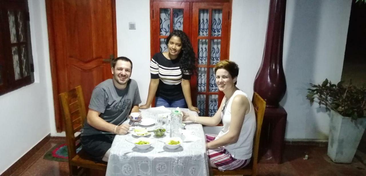 Malee Homestay โปลอนนารูวา ภายนอก รูปภาพ