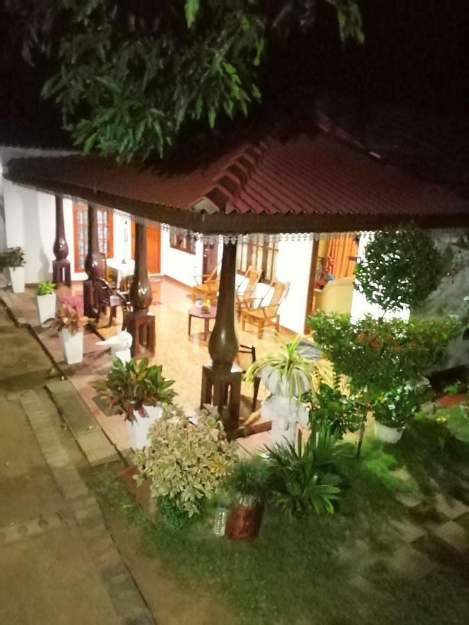 Malee Homestay โปลอนนารูวา ภายนอก รูปภาพ